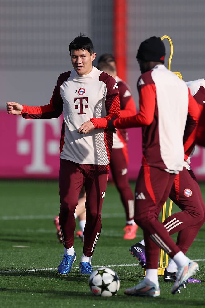 ▲ 바이에른 뮌헨에서 두 번째 시즌을 마친 김민재가 방출 후보 리스트에 올랐다. 시즌 내내 뱅상 콤파니 감독의 굳건한 신뢰 속에 나폴리 시절 괴물 수비수 경기력을 발휘했던 김민재라 이적 허용은 충격적인 소식이다. 바이에른 뮌헨은 김민재를 내보내고 레버쿠젠 수비수인 조나단 타를 영입하겠다는 계획이다. ⓒ연합뉴스/AP