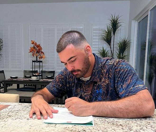 ▲ 롯데와 이적료 10만 달러, 총액 33만 달러에 계약한 알렉 감보아 ⓒ롯데 자이언츠