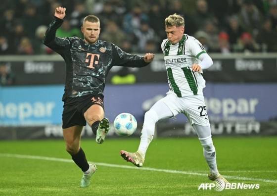 에릭 다이어(왼쪽)가 지난 1월 16일(한국시간) 독일 뮌헨 알리안츠 아레나에서 열린 바이에른 뮌헨 대 호펜하임의 '2024~2025 독일 분데스리가' 17라운드에서 볼 경합을 펼치고 있다. /AFPBBNews=뉴스1