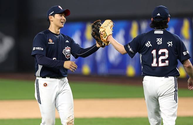 두산 내야수 임종성(왼쪽)과 투수 박정수. /사진=두산 베어스 제공