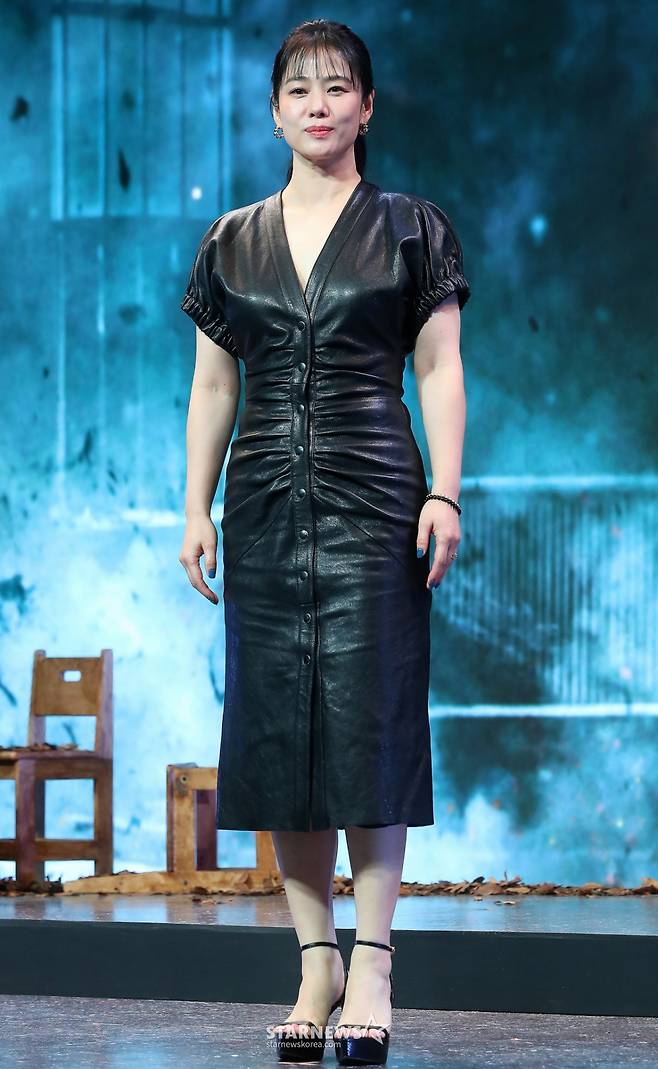 배우 김현주가 21일 오전 서울 JW메리어트 동대문스퀘어에서 진행된 넷플릭스 '지옥 시즌2' 제작발표회에 참석해 포즈를 취하고 있다.  '지옥' 시즌2는 계속되는 지옥행 고지로 더욱 혼란스러워진 세상, 갑작스레 부활한 새진리회 정진수(김성철 분) 의장과 박정자(김신록 분)를 둘러싸고 소도의 민혜진(김현주 분) 변호사와 새진리회, 화살촉 세력이 새롭게 얽히면서 벌어지는 이야기다. 오는 25일 공개. 2024.10.21 /사진=김창현