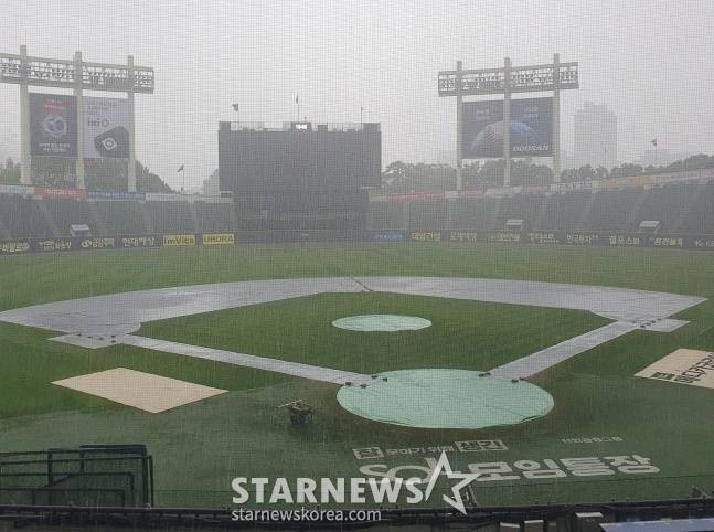 16일 LG 트윈스와 KT 위즈의 2025 KBO 정규시즌 경기가 예정된 잠실야구장에 폭우가 내리고 있다. /사진=김동윤 기자