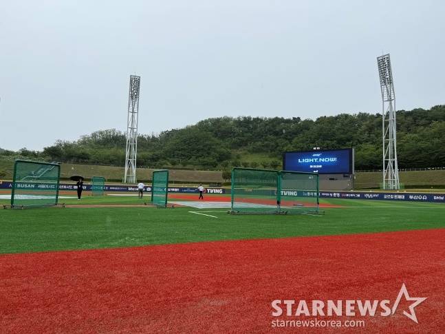 16일 NC 다이노스와 키움 히어로즈의 2025 KBO 정규시즌 경기가 예정된 울산 문수야구장에 비가 내리고 있다. /사진=양정웅 기자