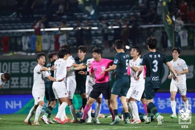 김포와 포항 선수들이 지난 14일 김포솔터축구장에서 열린 '2025 하나은행 코리아컵' 16강전에서 충돌하고 있다. /사진=대한축구협회 제공