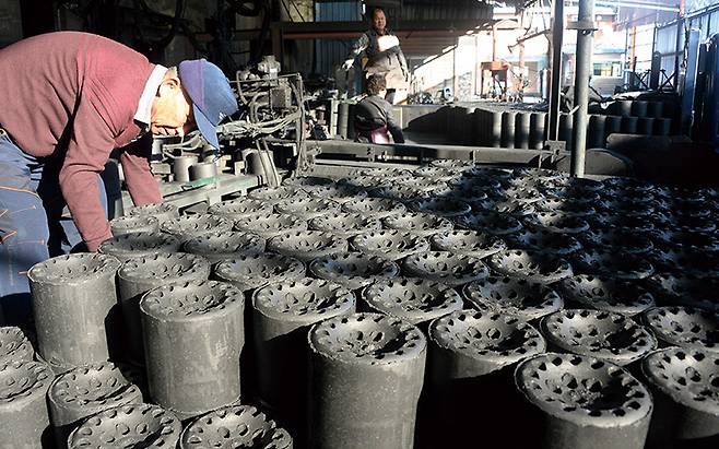 연탄 보조금은 기득권 유지를 위한 예산이라는 지적이 적지 않다.[사진｜뉴시스]&nbsp;