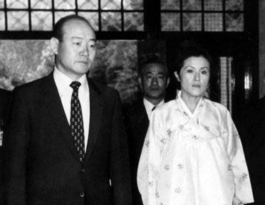 1980년 8월 28일&nbsp;당시 영부인 이순자 여사(오른쪽)와 함께 청와대에 첫 등청하는 전두환 대통령(왼쪽). 동아DB