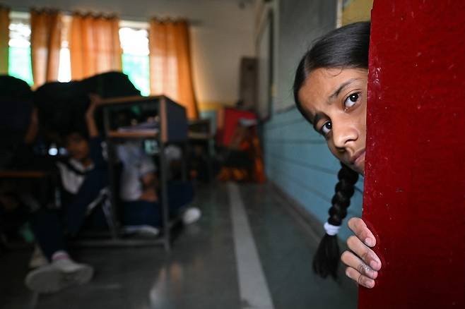 인도와 파키스탄이 미사일 공격과 포격을 주고받은 지난 5월 7일 인도 뉴델리의 학교에서 학생들이 비상 대피 훈련에 참여하고 있다. AFP연합뉴스