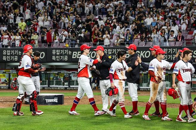 15일 오후 광주-KIA챔피언스필드에서 열린 '2025 신한 SOL Bank KBO리그' 롯데 자이언츠와 KIA 타이거즈의 경기, KIA가 7:6으로 승리하면서 위닝시리즈를 달성했다. 경기 후 KIA 선수들과 코칭스태프가 하이파이브를 하고 있다. KIA 타이거즈