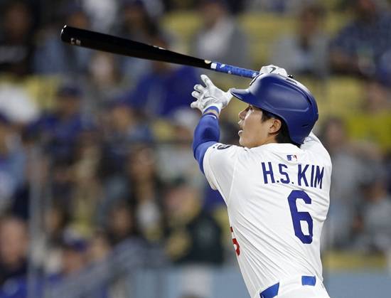 미국 메이저리그 LA 다저스의 김혜성이 15일(한국시간) 미국 캘리포니아주 로스앤젤레스 다저스타디움에서 열린 2025 메이저리그 오클랜드와의 홈 경기에 9번타자 겸 2루수로 선발출전, 빅리그 데뷔 첫 홈런을 기록했다. 사진 연합뉴스