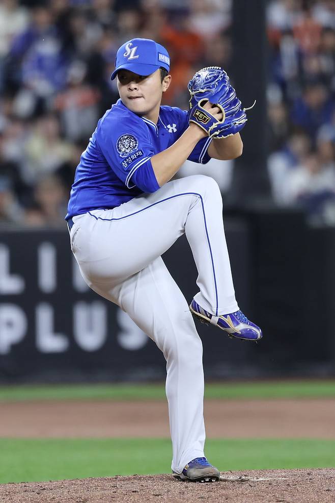 삼성 라이온즈 이승민이 경기에 구원 등판해 투구하고 있다. 삼성 라이온즈