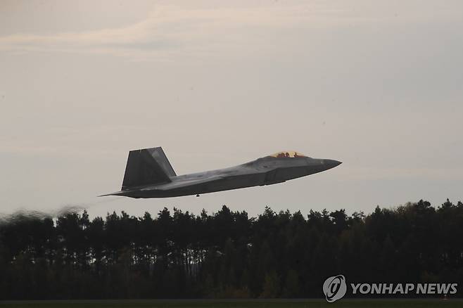 폴란드 공군 기지의 미 공군 F-22 랩터 [EPA 연합뉴스 자료사진 재판매 및 DB 금지]