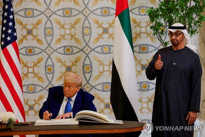 서명하는 트럼프 미국 대통령, '엄지척' 무함마드 UAE 대통령 [로이터 연합뉴스 자료사진. 재판매 및 DB 금지]