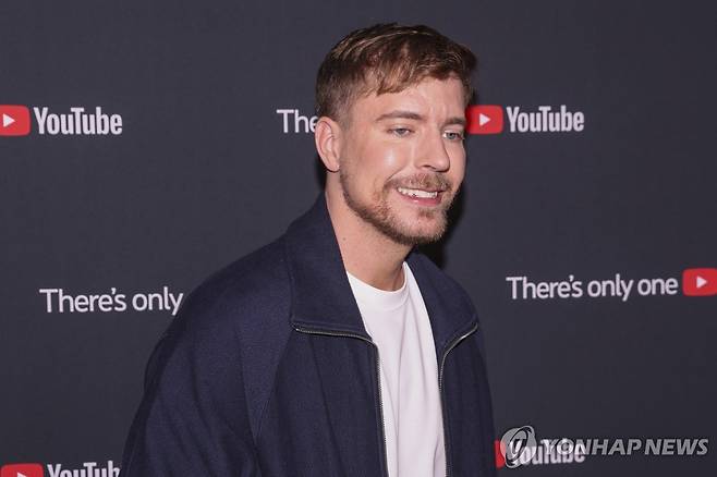 14일(현지시간) 뉴욕 행사장에서 포즈 취하는 유튜버 미스터비스트 [뉴욕 EPA=연합뉴스. 재판매 및 DB 금지]