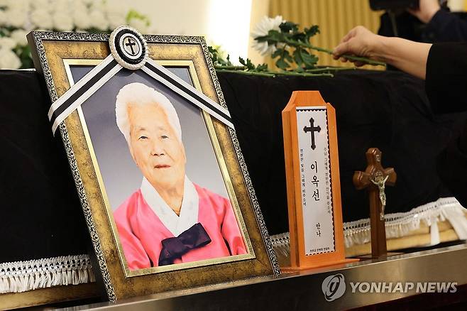 일본군 위안부 피해자 이옥선 할머니 영결식 (용인=연합뉴스) 홍기원 기자 = 지난 14일 경기도 용인시 수지구 쉴낙원 경기장례식장에서 열린 일본군 위안부 피해자 이옥선 할머니 영결식에서 참석자들이 헌화하고 있다. 2025.5.16 [공동취재] xanadu@yna.co.kr