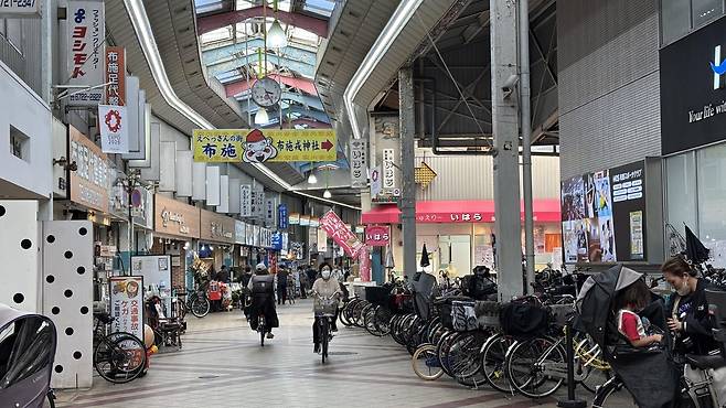 활기 되찾은 후세역 앞 상점가 (오사카=연합뉴스) 차대운 기자 = 일본 오사카 외곽 후세역 앞 시장에서 행인들이 자전거를 타고 오가고 있다. 쇠락해가던 상권은 빈집을 개조한 세카이 호텔 입점 이후 다시 활기를 띠고 잇다. 2025.5.16
cha@yna.co.kr
(끝)