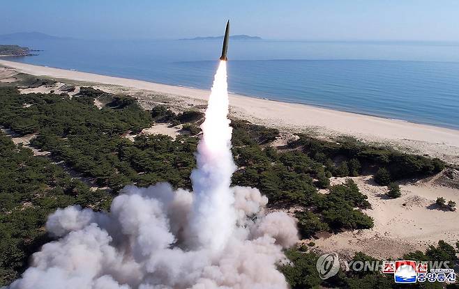 북한 장거리포와 미사일 훈련 김정은 북한 국무위원장이 2025년 5월8일 장거리포ㆍ미사일 체계 합동 타격훈련을 지도했다고 조선중앙통신이 보도했다. 
[조선중앙통신 사진]