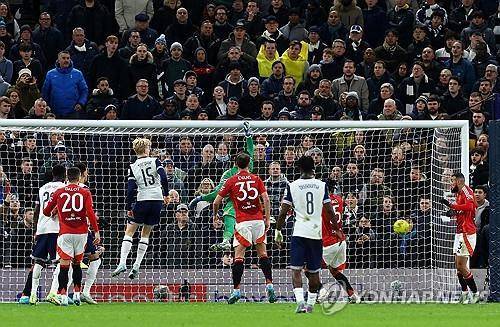 손흥민의 맨유전 코너킥 득점 순간. [로이터=연합뉴스]