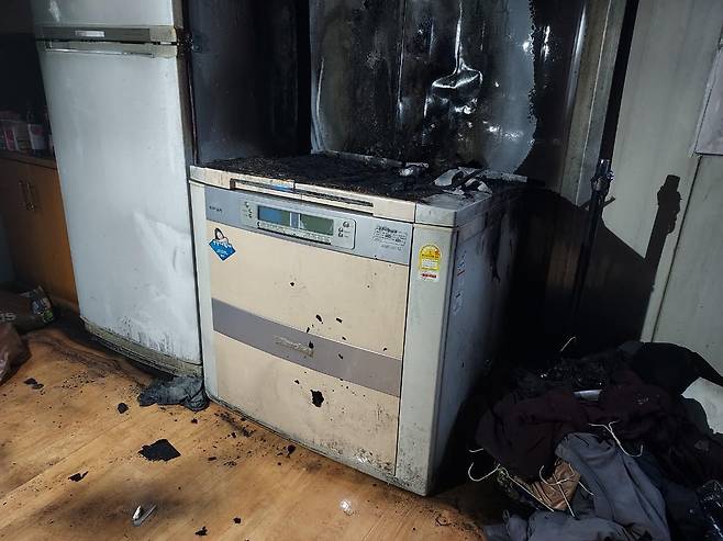 화재가 난 김치냉장고 [전북자치도소방본부 제공. 재판매 및 DB 금지]