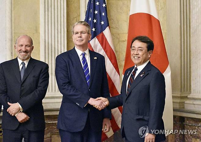 미일, 워싱턴서 2차 관세협상 (워싱턴 교도=연합뉴스) 스콧 베선트 미국 재무부 장관(가운데)과 아카자와 료세이 일본 경제재생상(오른쪽)이 1일(현지시간) 미국 워싱턴DC에서 2차 관세 협상을 위해 만나 악수하고 있다. 
    왼쪽은 하워드 러트닉 미국 상무부 장관. 2025.5.2 photo@yna.co.kr