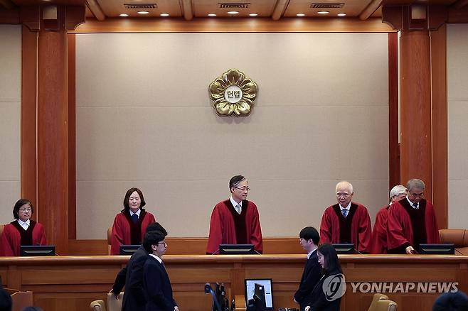 손준성 검사 탄핵 심판 열린 헌법재판소 (서울=연합뉴스) 서대연 기자 = 헌법재판관들이 13일 서울 종로구 헌법재판소에서 열린 고발사주의혹으로 탄핵소추된 손준성 대구고검 차장(검사장)의 첫 정식 변론기일에 입장하고 있다. 2025.5.13 [공동취재] dwise@yna.co.kr