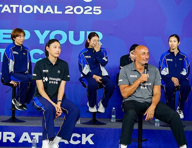 질문에 답변하는 아본단자 감독(오른쪽)과 김연경 [촬영 이동칠]