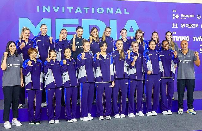 KYK 인비테이셔널 미디어데이에 나선 세계 올스타 선수들과 아본단자 감독(오른쪽) [촬영 이동칠]