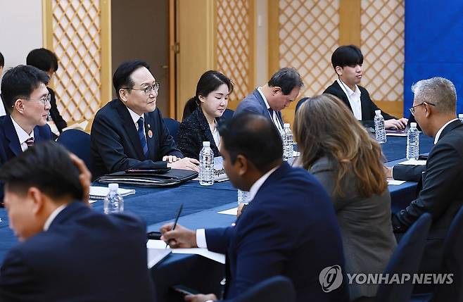 2025 APEC 통상장관회의 (서울=연합뉴스) 정인교 산업통상자원부 통상교섭본부장이 15일 제주 서귀포시 제주국제컨벤션센터(ICC)에서 열린 '2025 APEC 통상장관회의'에서 틍쿠 자프룰 아지즈 말레이시아 투자통상산업부 장관과 면담하고 있다. 2025.5.15 [산업통상자원부 제공. 재판매 및 DB 금지] photo@yna.co.kr