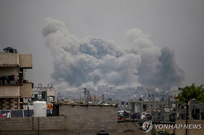 이스라엘군의 폭격이 떨어진 가자지구 자발리야 난민촌 (자발리야 로이터=연합뉴스) 15일(현지시간) 팔레스타인 가자지구 북부 자발리야 난민촌 일대에서 이스라엘군의 폭격으로 연기가 솟구치는 모습. 2025.5.15