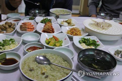 한산도 전복죽 맛집 (통영=연합뉴스) 이경욱 기자 = 경남 통영 한산도면사무소 근처 한 식당에서는 앞 바다에서 갓 잡은 전복을 푹 끓여 맛깔스런 전복죽을 끓여낸다. 2016.6.14  kyunglee@yna.co.kr (끝)
