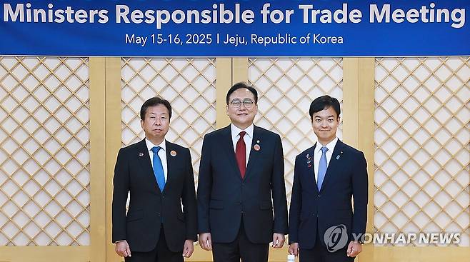 기념 촬영하는 정인교 통상교섭본부장 (서울=연합뉴스) 정인교 산업통상자원부 통상교섭본부장(가운데)이 16일 제주 서귀포시 제주국제컨벤션센터(ICC)에서 열린 '2025 APEC 통상장관회의'에서 오쿠시 마사키 일본 경제산업성 부대신(왼쪽), 미야지 타쿠마 일본 외무성 부대신과 기념 촬영하고 있다. 2025.5.16 [산업통상자원부 제공. 재판매 및 DB 금지] photo@yna.co.kr