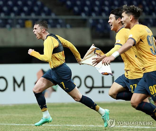 아사니 '8강이다' (광주=연합뉴스) 조남수 기자 = 12일 광주월드컵경기장에서 열린 아시아축구연맹(AFC) 챔피언스리그엘리트(ACLE) 광주FC와 비셀 고베의 16강 2차전. 광주 아사니가 연장 후반전에 슛을 성공시키고 기뻐하고 있다. 2025.3.12 iso64@yna.co.kr