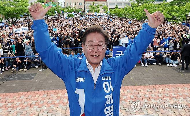이재명 후보, 군산에서 엄지척 (군산=연합뉴스) 황광모 기자 = 더불어민주당 이재명 대선 후보가 16일 전북 군산시 구시청광장에서 열린 유세에서 엄지를 들어 보이고 있다. 2025.5.16 [공동취재] hkmpooh@yna.co.kr