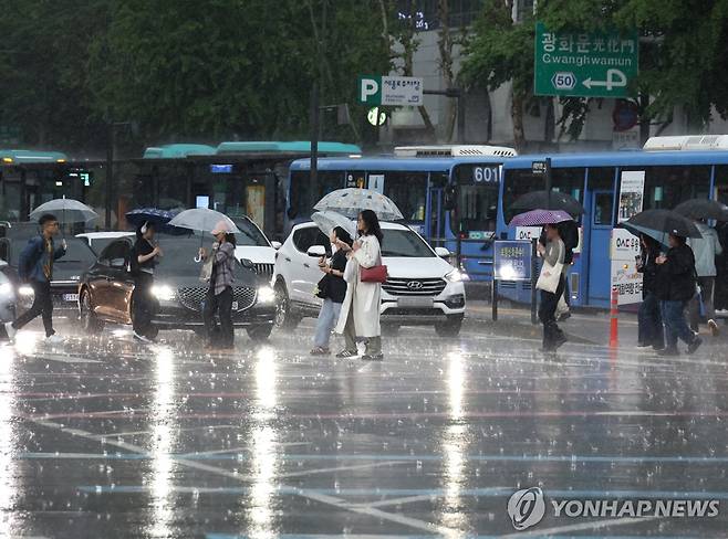 쏟아지는 비 (서울=연합뉴스) 이진욱 기자 = 비가 내린 16일 서울 광화문사거리에서 시민들이 우산을 쓴 채 횡단보도를 건너고 있다. 2025.5.16 cityboy@yna.co.kr