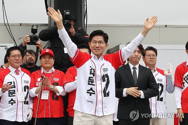 인사하는 김문수 후보 (수원=연합뉴스) 박동주 기자 = 국민의힘 김문수 대선 후보가 16일 경기 수원시 지동시장에서 열린 유세에서 시민들에게 인사하고 있다. 2025.5.16 [공동취재] pdj6635@yna.co.kr