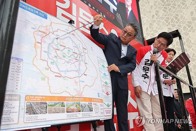 김문수 후보, 동탄역 앞에서 공약 발표 (화성=연합뉴스) 박동주 기자 = 국민의힘 김문수 대선 후보가 16일 경기 화성시 동탄역 앞에서 GTX 관련 공약 발표를 하고 있다. 2025.5.16 pdj6635@yna.co.kr