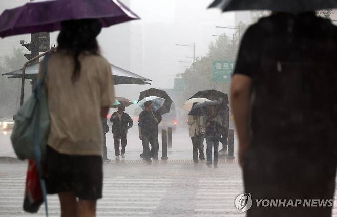 비 내리는 서울 도심 (서울=연합뉴스) 이진욱 기자 = 비가 내린 16일 서울 광화문사거리에서 시민들이 우산을 쓴 채 횡단보도를 건너기 위해 기다리고 있다. 2025.5.16 cityboy@yna.co.kr