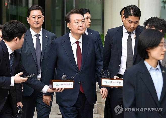 윤석열 전 대통령 (서울=연합뉴스) 윤석열 전 대통령이 지난 12일 서울 서초구 중앙지방법원에서 열린 내란 우두머리 혐의, 직권남용 권리행사방해 혐의 사건 3차 공판을 마친 뒤 법정을 나서고 있다. 2025.5.12 [사진공동취재단] photo@yna.co.kr