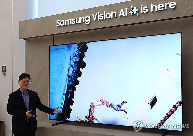 삼성전자 AI TV 소개하는 용석우 사장 [연합뉴스 자료사진]