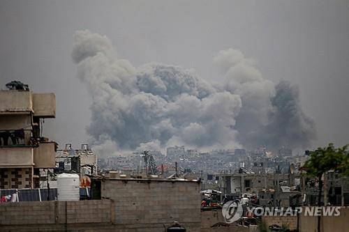 15일(현지시간) 이스라엘군 공습으로 연기 피어오르는 가자지구 북부 자발리아 마을 [로이터 연합뉴스 자료사진. 재판매 및 DB 금지]