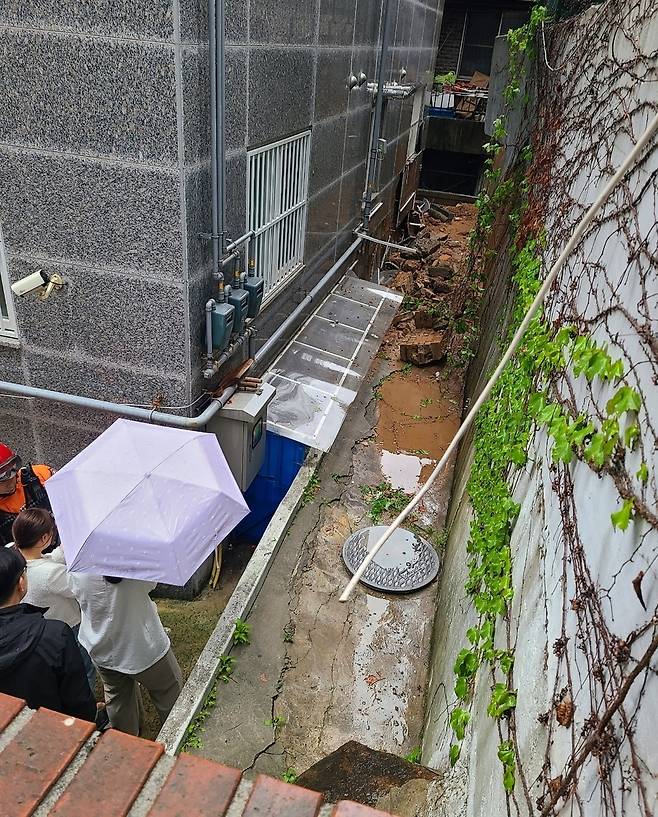 금천구 주택 덮친 공사장 토사 [독자 제공. 재판매 및 DB 금지]