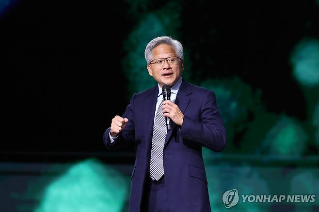 13일(현지시간) '사우디-미국 투자 포럼'에서 발언하는 젠슨 황 엔비디아 CEO [EPA=연합뉴스. 재판매 및 DB 금지]