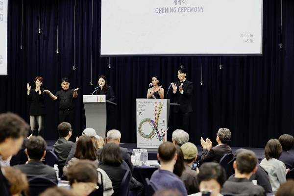 지난 16일 오후 인천 중구 하버파크호텔 그랜드볼룸에서 배우 조민수와 아나운서 김환의 사회로 진행되고 있는 제13회 디아스포라영화제 개막식. 조민수, 김환은 7년 연속으로 영화제 사회를 맡고 있다. 2025.5.16 /디아스포라영화제 제공