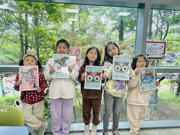 한국만화박물관의 ‘만화 콜라주 만들기-알록달록, 복작복작, ESG체험’에 참여한 어린이들이 손수 꾸민 작품을 들고 기념촬영을 하고 있다. /한국만화영상진흥원 제공