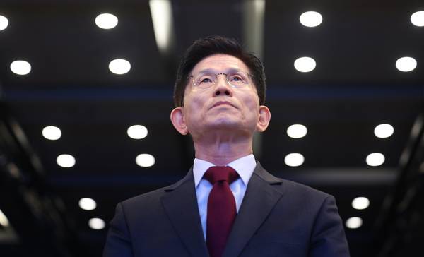 국민의힘 김문수 대선 후보가 15일 서울 영등포구 중소기업중앙회에서 열린 ‘자랑스러운 중소기업인협의회 조찬 강연’에 참석해 박용주 자랑스런 중소기업인협의회 회장의 인사말을 듣고 있다. 2025.5.15 /연합뉴스