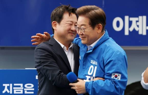 김용남 전 새누리당 의원(왼쪽)과 이재명 더불어민주당 대선 후보. 사진=연합뉴스