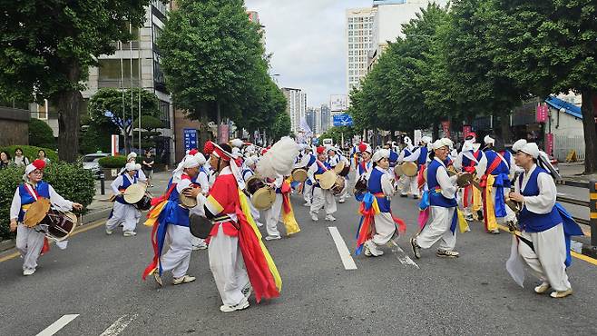 17일 오후 5시께 광주고등학교에서 금남로4가역 교차로까지 행진을 한 오월길맞이 단원들이 공연을 보이고 있는 모습. /박준호 기자 bjh@namdonews.com