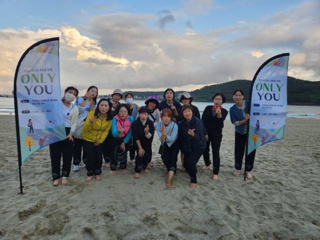 부산 기장군민 20여 명으로 구성된 맨발걷기 모임 '온리유'의 다양한 활동 모습. 온리유 제공