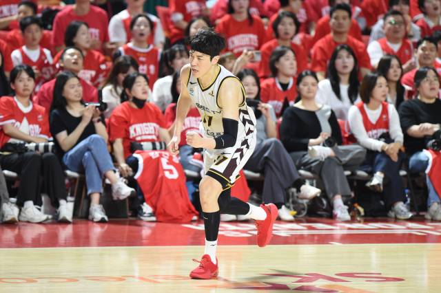 창원 LG 세이커스 허일영이 17일 오후 서울 잠실학생체육관에서 열린 프로농구 챔피언결정전 7차전 서울 SK 나이츠와의 경기에서 3점슛을 넣은 후 세리머니하고 있다./KBL/