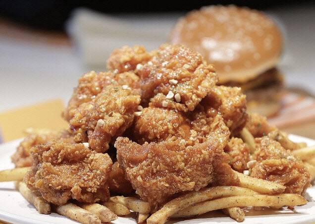 최근 이상기온과 지난해 겨울 조류 인플루엔자 확진 영향으로 인해 국내산 닭고기 수급에 차질이 빚어지고 있는 가운데 국내 전체 닭고기 수입량의 88%를 차지하는 브라질에서도 고병원성 조류 인플루엔자가 발생해 브라질산 닭고기 수입이 중단되면서 치킨 가맹점 영업에 비상이 걸렸다.. 연합뉴스