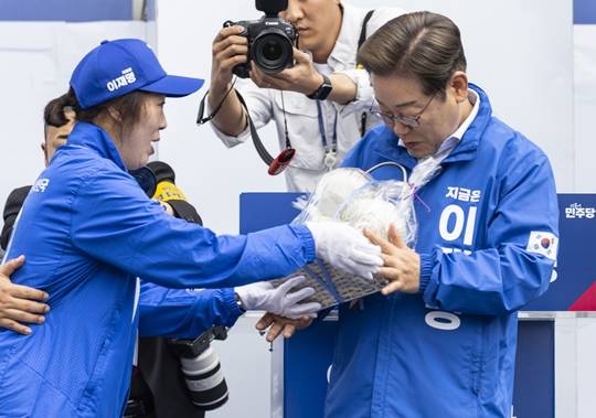 이재명 더불어민주당 대선후보가 17일 전남 나주시 금성관 앞에서 열린 유세에서 선거운동원으로부터 나주배를 선물 받고 있다. 사진=뉴시스